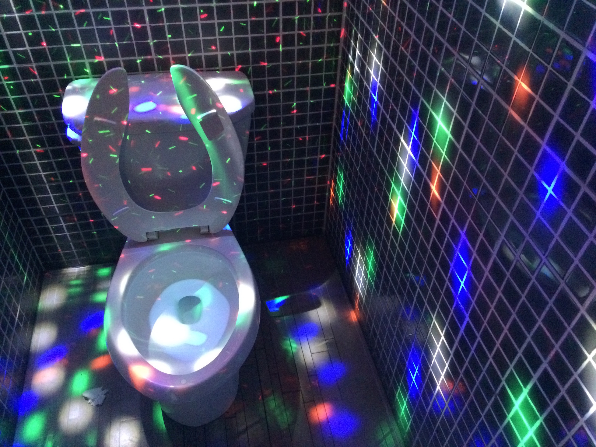 Ночной клуб туалет видео. Неоновый туалет. Дизайн туалета в ночном клубе. Диско шар в туалете. Унитаз с неоновой подсветкой.
