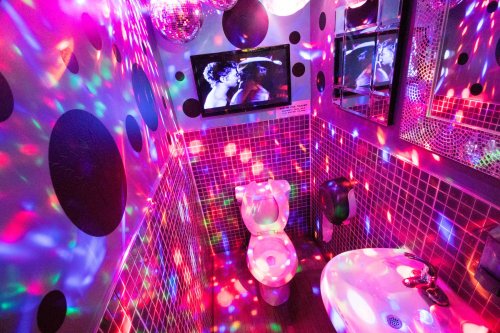Anticafe disco toilet